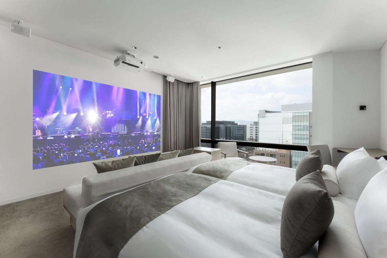 The Royal Park Hotel Iconic Kyōto Esterno foto A projector screen in a hotel room