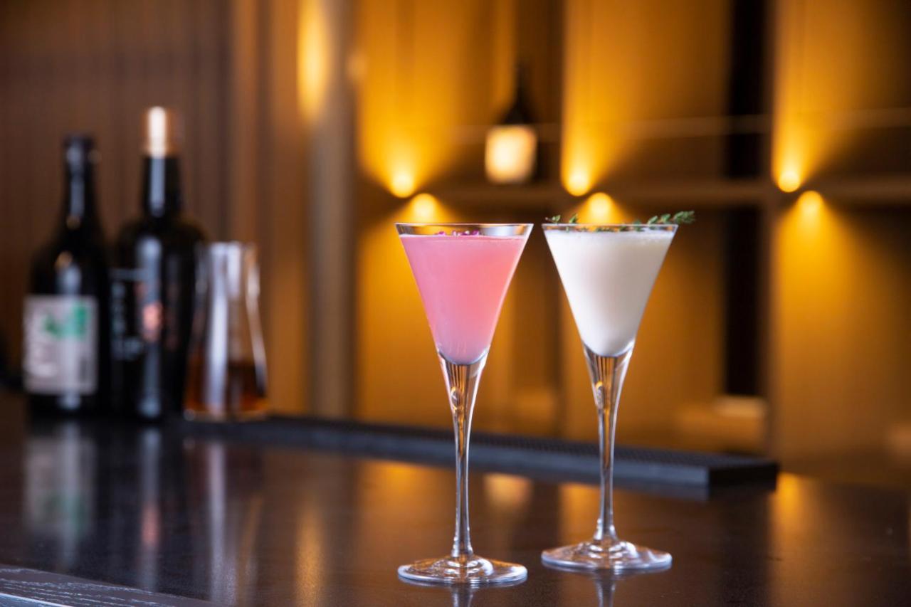 The Royal Park Hotel Iconic Kyōto Esterno foto Two martinis