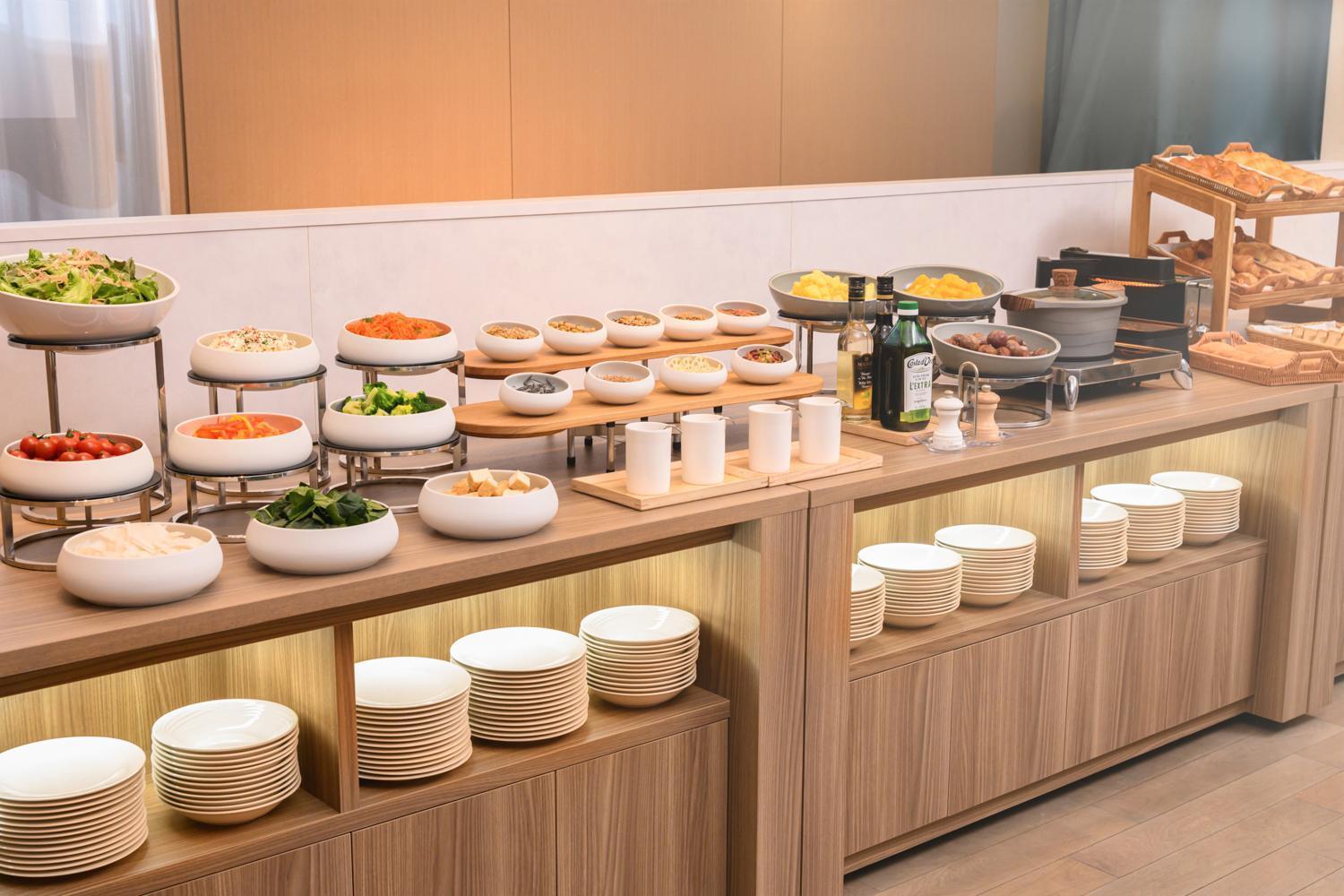 The Royal Park Hotel Iconic Kyōto Esterno foto A salad bar