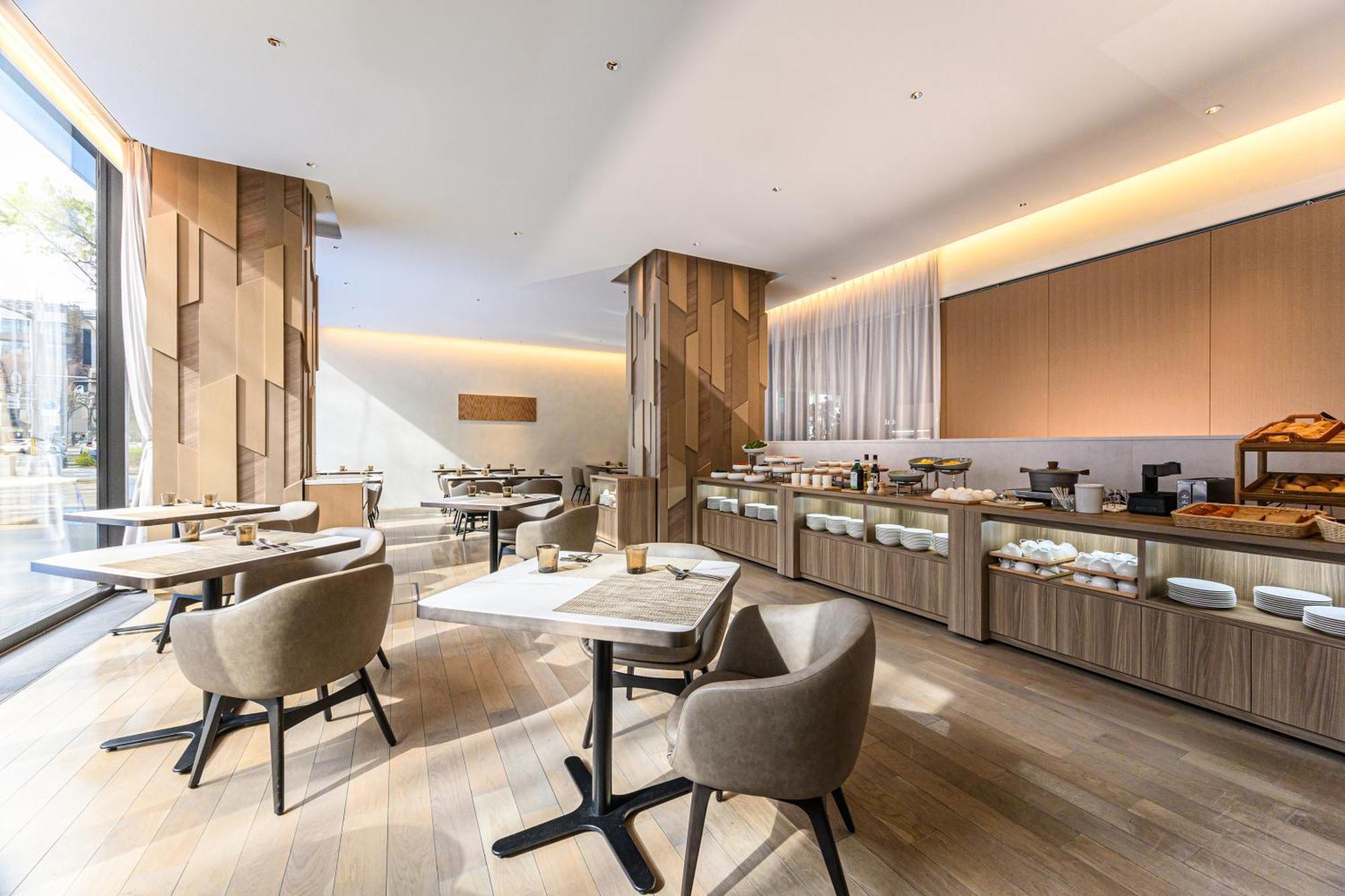 The Royal Park Hotel Iconic Kyōto Esterno foto The Lounge at London Heathrow Airport